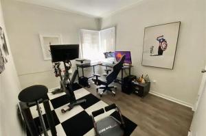 ein Büro mit einem Schreibtisch und einem Computer in einem Raum in der Unterkunft Modern City View at Lake Merritt - Balcony in Oakland