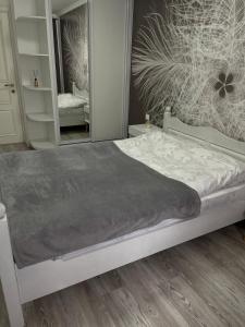 una camera da letto con un letto e un grande specchio di Spacious apartment with a beautiful view a Căuşeni