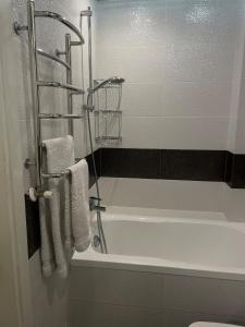 een badkamer met een bad en handdoeken bij Spacious apartment with a beautiful view in Căuşeni