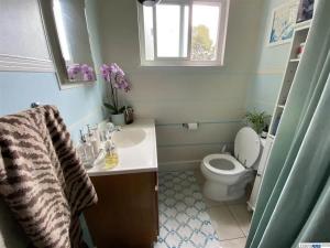 ein Badezimmer mit Toilette und Waschbecken in der Unterkunft Modern City View at Lake Merritt - Balcony in Oakland + 6 Fotos