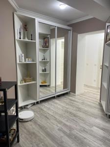 un soggiorno con un grande specchio e pavimenti in legno di Spacious apartment with a beautiful view a Căuşeni