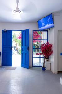 Una televisión o centro de entretenimiento en Santorini Maafushi Maldives