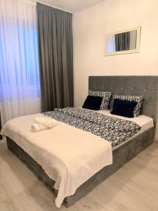 En eller flere senge i et værelse på DreamStay Militari Residence