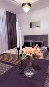 Zimmer mit einem Tisch mit zwei Kerzen und einem Bett in der Unterkunft DreamStay Militari Residence in Roşu