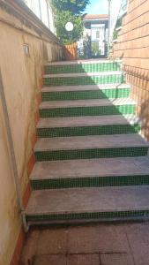 una escalera con escalones verdes en un edificio en Vesuvio on the Road, en San Sebastiano al Vesuvio