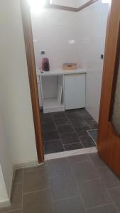 Habitación con escritorio y suelo de baldosa. en Vesuvio on the Road, en San Sebastiano al Vesuvio