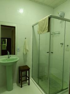 un bagno con doccia in vetro e lavandino di Soledade Pousada e Apart Hotel a Morro do Chapéu