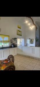 Una cocina o kitchenette en Tropical Harbour View 39 fotos más