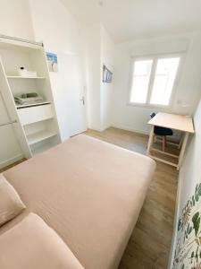 ein kleines Zimmer mit einem Bett und einem Schreibtisch in der Unterkunft Chambre privée -Pessac-Modern BR1-1 in Pessac + 9 Fotos
