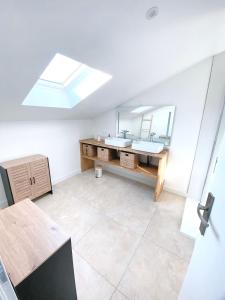 ein Badezimmer mit Waschbecken und Spiegel in der Unterkunft Chambre privée -Pessac-Modern BR1-1 in Pessac