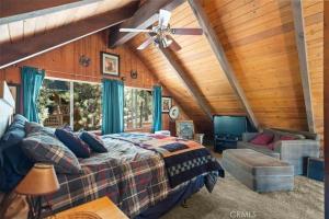 una camera da letto con un letto e un ventilatore a soffitto di Mountain Getaway - Stunning Views a Pine Mountain Club Altre 19 foto