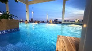 Piscina de la sau aproape de Colony Suites KL by Sopping Centre