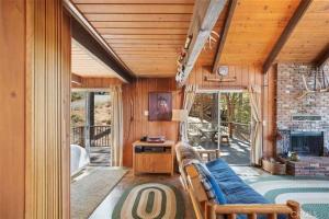 un soggiorno con divano e camino di Mountain Getaway - Stunning Views a Pine Mountain Club