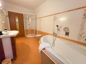 O baie la Apartment Ivana - free parking