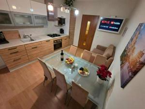 O bucătărie sau chicinetă la Apartment Ivana - free parking