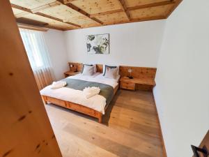 a bedroom with a bed with two towels on it at Luxuriöses Penthouse in Davos modern hochwertig in Davos