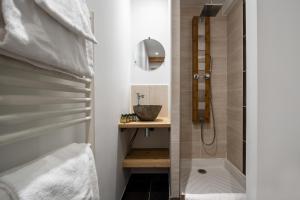 ein Badezimmer mit Dusche und Waschbecken in der Unterkunft Chalet Grande Etoile des Neiges in L'Alpe-d'Huez + 37 Fotos