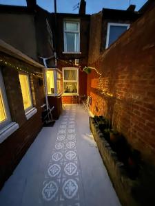 Cykling ved Lovely city town house with free parking sleeps 2 to 6 guests eller i nærheden