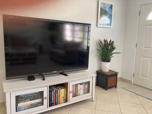 Μια τηλεόραση ή/και κέντρο ψυχαγωγίας στο Historic Cocoa Village Riverwalk