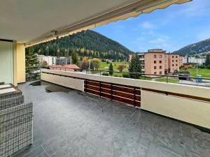 a large balcony with a view of a mountain at Luxuriöses Penthouse in Davos modern hochwertig in Davos