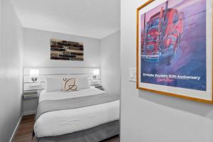 Ένα ή περισσότερα κρεβάτια σε δωμάτιο στο Alpenglow Lodge Snooze Studio with Den by MVA