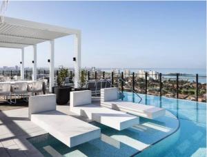 Πισίνα στο ή κοντά στο Luxury Beachside Apartment
