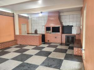 pusty pokój z kuchnią i ceglaną ścianą w obiekcie Casa temporada w mieście Joinville +5 zdjęć