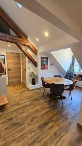 Appartement atypique au cœur de Sallanches في سالونش: غرفة معيشة مع طاولة وشجرة عيد الميلاد