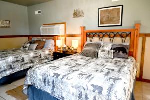 a bedroom with two beds and a bed sqor at Hotel Oasis with Outdoor Kitchen in Fall River