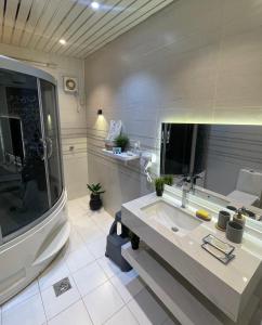 a bathroom with a sink and a large mirror at شقة الخالدية 3 in Al Madinah