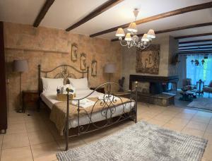 1 dormitorio con cama de metal y chimenea en Vathyskia Guesthouse, en Kato Trikala Korinthias 79 fotos más