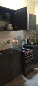 eine Küche mit Herd und Arbeitsplatte in der Unterkunft Rosslyn suites in Juja