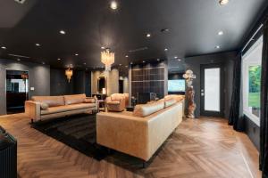 Et tv og/eller underholdning på Luxury Villa Heated Indoor Pool