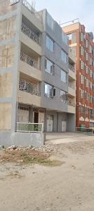 ein großes Apartmenthaus vor einem Gebäude in der Unterkunft Rosslyn suites in Juja