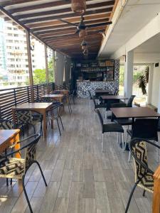 En restaurant eller et andet spisested på Grand Villa Roca Rodadero