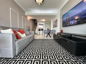 Duplex Por do Sol a Beira Mar في فلوريانوبوليس: غرفة معيشة بها أريكة وطاولة