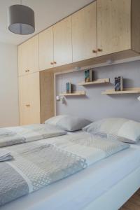 Ένα ή περισσότερα κρεβάτια σε δωμάτιο στο Alpin Chalet Frenademetz