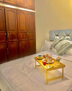 un vassoio di cibo su un letto con un tavolo sopra di Marrakech airport a Marrakech Altre 3 foto