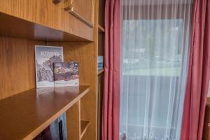 Η βιβλιοθήκη του διαμερίσματος