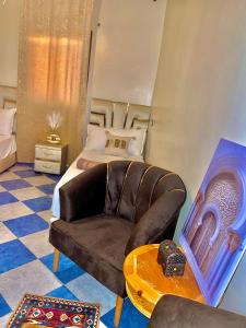 un soggiorno con un divano e un letto di Marrakech airport a Marrakech