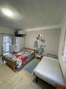 Un dormitorio con dos camas y una ventana. en Rifugio nel cuore dell'Abruzzo, en Carpineto Sinello 41 fotos más