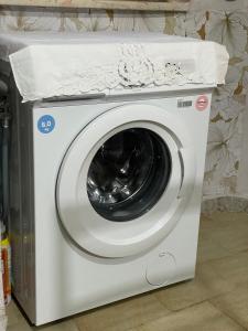 Carpineto SinelloRifugio nel cuore dell'Abruzzo的一台白色洗衣机，顶部有一个白色柜台 更多40张照片