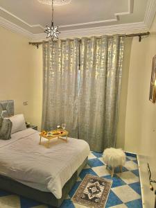 una camera da letto con un letto e un tavolo sopra di Marrakech airport a Marrakech