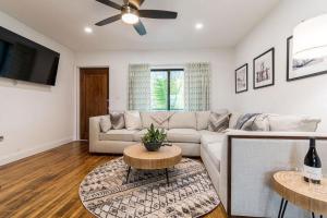 een woonkamer met een bank en een tafel bij 400 South - Unit F in Cocoa Beach