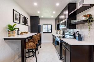 een keuken met zwarte kasten en een aanrecht bij 400 South - Unit E in Cocoa Beach