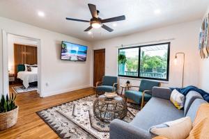 een woonkamer met een bank en een plafondventilator bij 400 South - Unit E in Cocoa Beach
