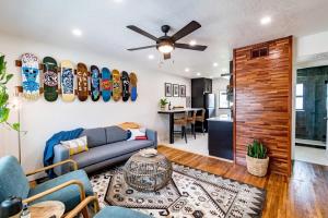 een woonkamer met een bank en skateboards aan de muur bij 400 South - Unit E in Cocoa Beach +23 foto's
