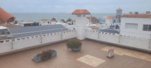 uma varanda com dois vasos de plantas num edifício em 4 Mares em Punta del Este