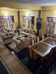 AroucaJaycees Place的带沙发和桌子的客厅