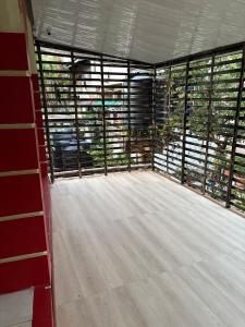 AroucaJaycees Place的建筑物内一间铺着木地板、装有百叶窗的空房间